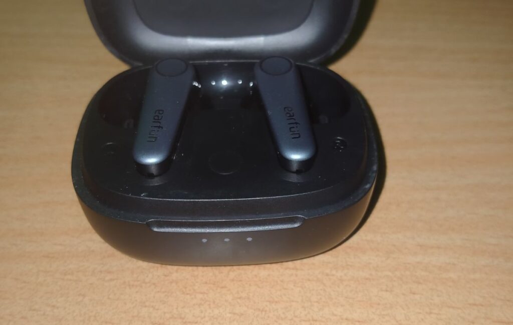 Earfun Air Pro 3 Case and charging Support