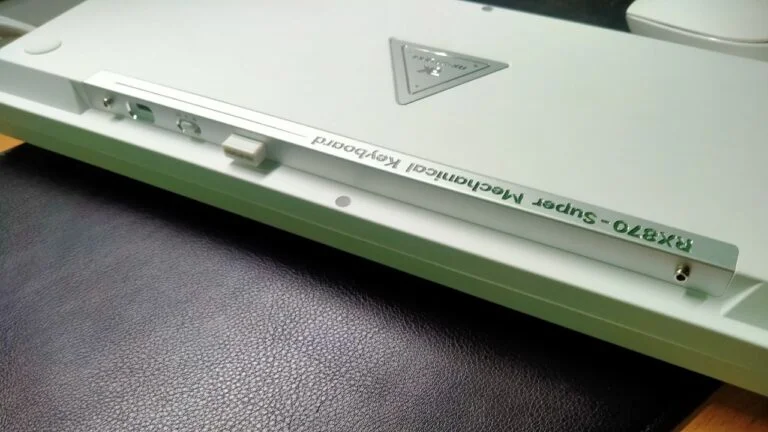 RX Storm 870 Port Buttons and back design
