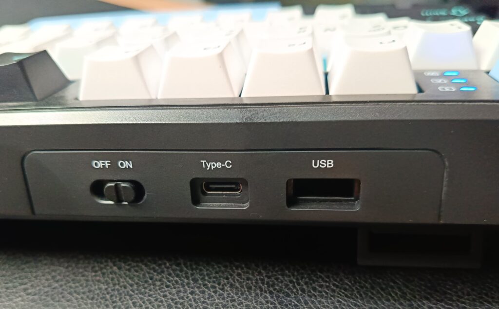 EPOAMKER x AULA F108 pro Keyboard ports and buttons